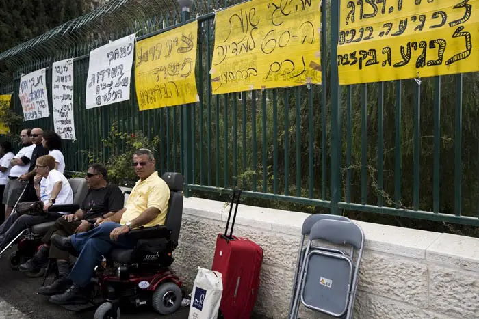 "אם נכה צריך לבחור בין טיפול רפואי לארוחת צהריים, הוא יבחר בארוחת צהריים". הפגנת נכים מול משרד הרווחה