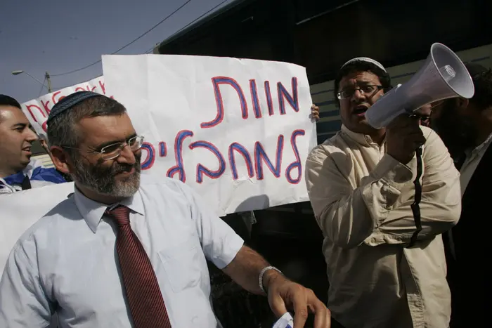 "לימין הקיצוני מותר לצעוד באום אל פחם?"