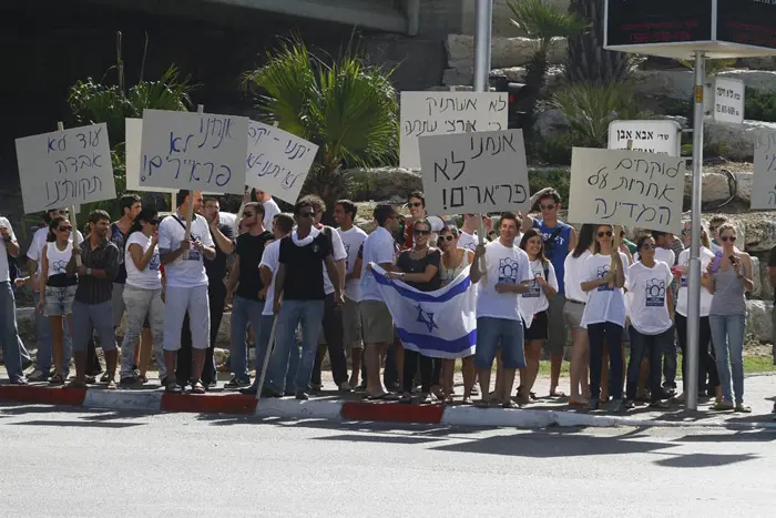 הסטודנטים נשאו שלטים שעליהם נכתב "אנחנו לא פראריים"