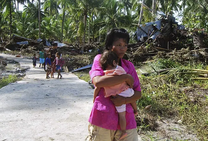אם ותינוקה בכפר שנהרס בצונאמי באינדונזיה 2010