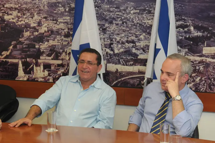 שר האוצר שטייניץ ויו"ר ההסתדרות עיני בפתח הדיון שהביא לפתרון