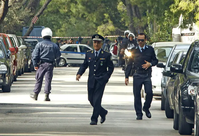 שוטרים סמוך לשגרירות בולגריה באתונה