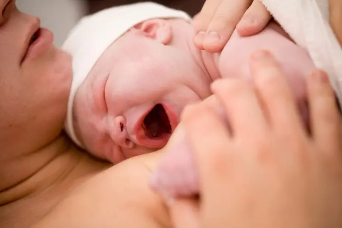 מחקרים מראים כי לידה בסיועה של דולה מקטינה את הצורך בשימוש במשככי כאבים ומפחיתה את המקרים בהם נדרשים לניתוח קיסרי