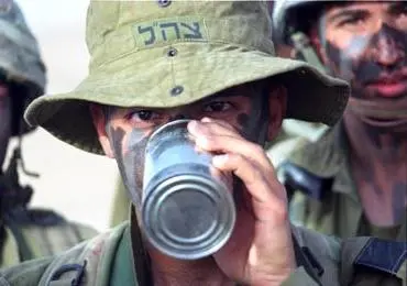 חייל צה"ל מתכונן לליל השימורים