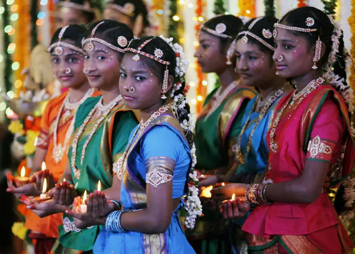 בנות הודיות בלבוש מסורתי