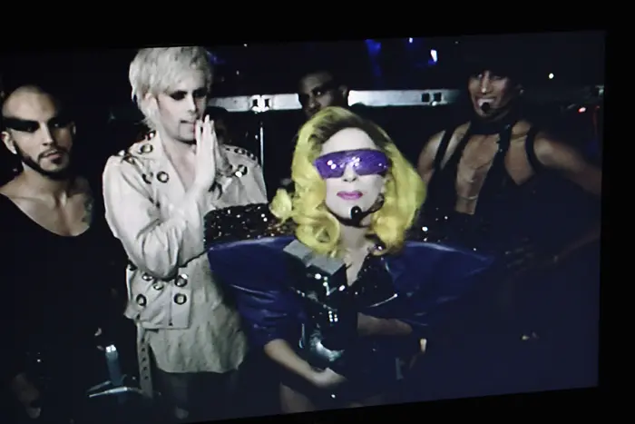 לזכות מבלי להגיע. ליידי גאגא מקבלת את הפרס דרך שידור וידאו