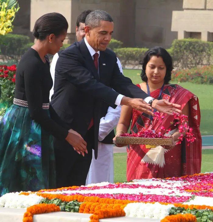 ביקרו את האנדרטה לזכרו של מהטמה גנדי. ברק ומישל אובמה