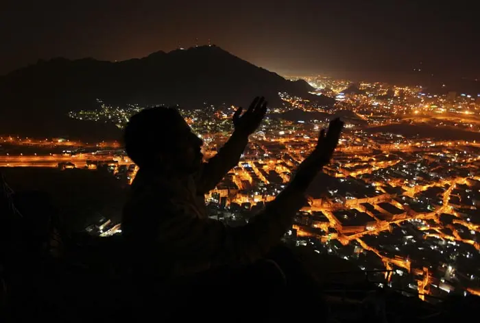 עולי רגל מוסלמים מתפללים בהר אל-נור במהלך החאג' למכה