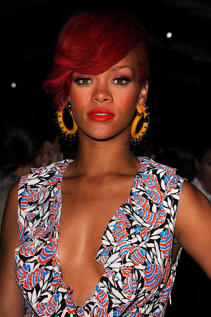 ריהאנה החדשה באדום עמוק ותוסס.