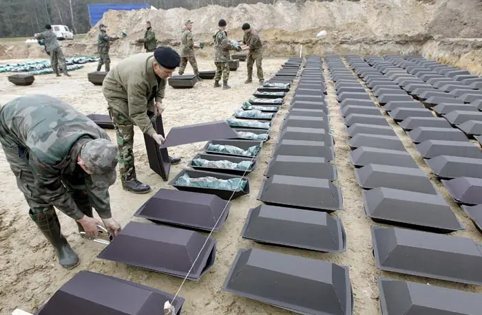 עובדים מכינים לקבורה שרידי גופות חיילים גרמנים במלחמת העולם ה-2 בבלרוס
