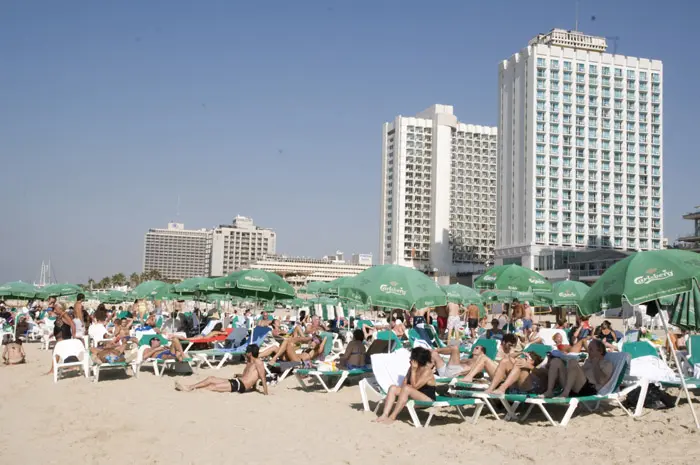 מבלים החוף הים אתמול בתל אביב