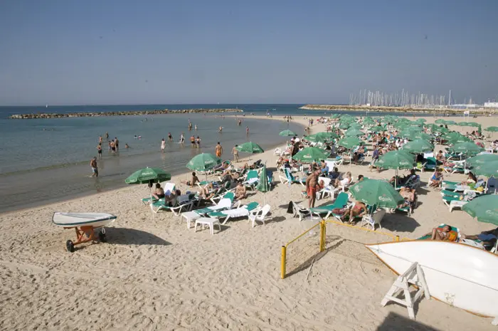חם מהרגיל לעונה. חוף הים בתל אביב