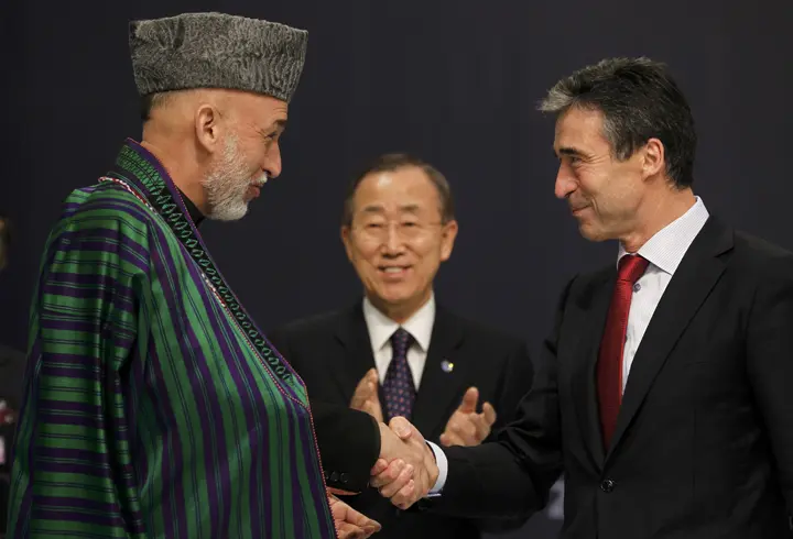רסמוסן חתם על תוכנית הנסיגה יחד עם נשיא אפגניסטן קרזאי, ועם מזכ"ל האו"ם באן קי מון