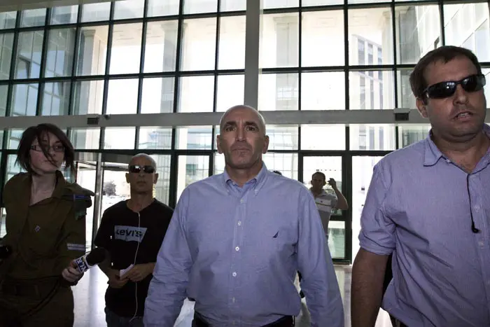 ניצב אורי בר לב בכניסה למחלקה לחקירות שוטרים בירושלים, נובמבר 2010