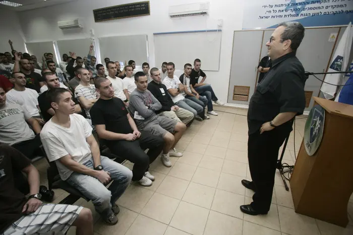 שר הביטחון אהוד ברק בביקור בבסיס תל השומר בגיוס נובמבר לגולני, נובמבר 2010