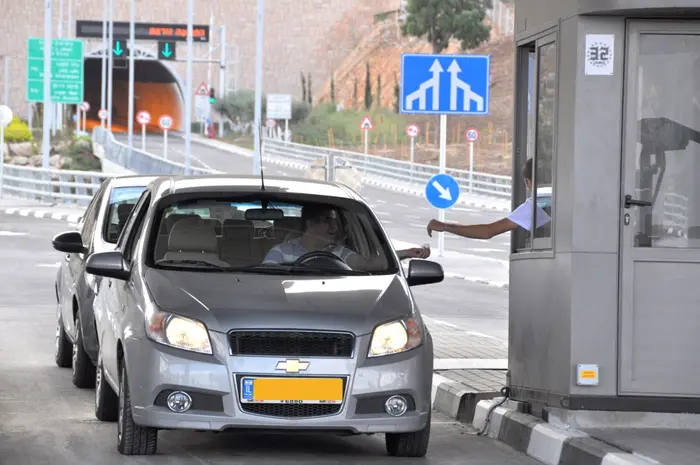 דוגמא לעמדה ידנית. הנהג עוצר, ומשלם כסף כדי לחצות את המחסום