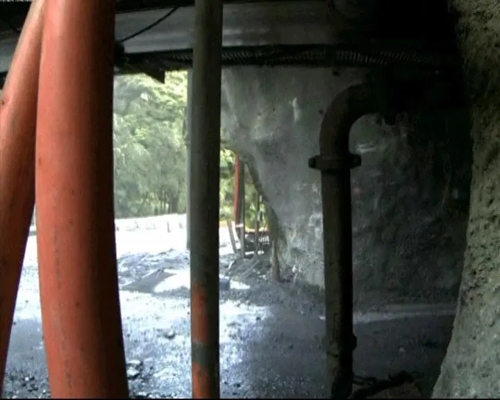 רגע הפיצוץ הראשון, כפי שתועד במצלמת אבטחה בפתח המכרה