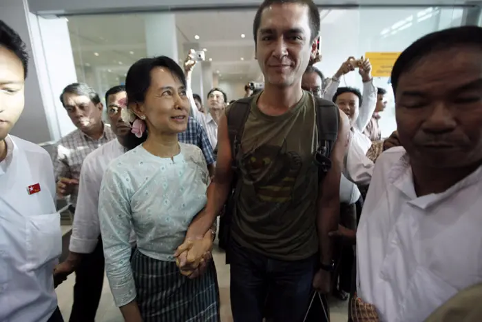 אונג סן סו צ'י מתאחדת עם בנה אחרי 10 שנים בשדה התעופה ביאנגון