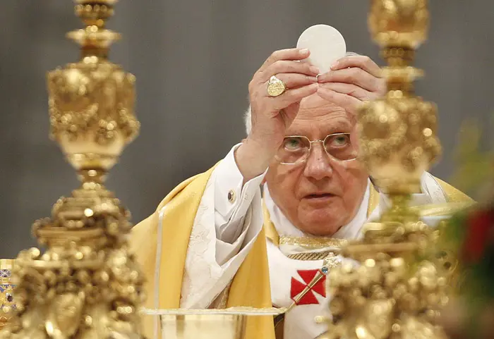 האפיפיור במיסה בכנסיית סנט פטרוס בוותיקן