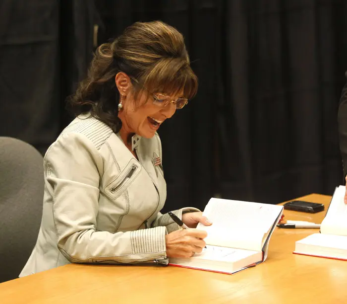 שרה פיילין חותמת על ספרה למעריצים בפיניקס