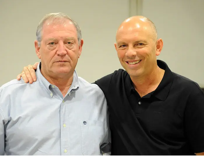 "משחק בצילו של אבי כהן". צ'יזיק