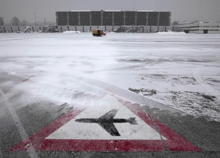 שדה התעופה בז'נבה נסגר בגלל שלג (מ"מ: שלג שדה תעופה ז'נבה שוויץ)