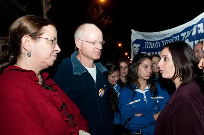 "בננו אינו פוסטר ואינו דמות קרטון". משפחת שליט מדליקה נר