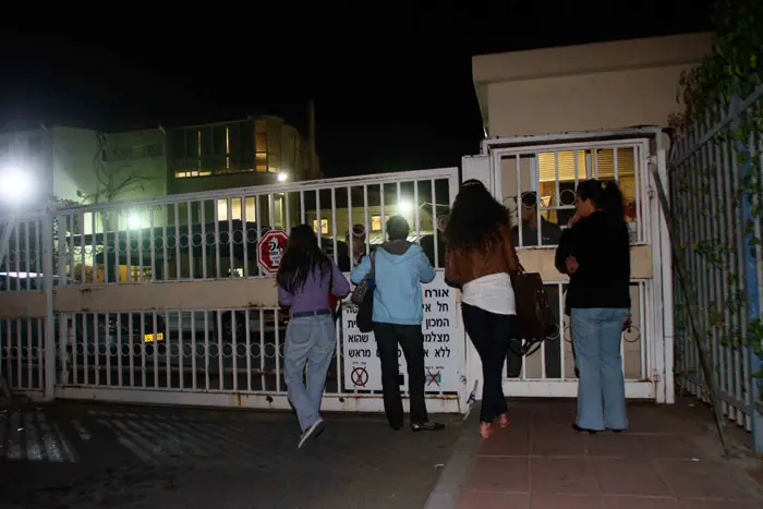 משפחות מחכות מחוץ למכון לרפואה משפטית באבו כביר, בסוף השבוע שעבר