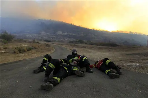 "נמצאים באותו מצב שהשארנו את האש עם רדת החשיכה". כבאים נחים לאחר לילה של לחימה באש