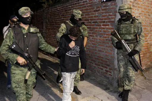 אדגר חימנז מובל על ידי שוטרים לאחר מעצרו בסוף השבוע