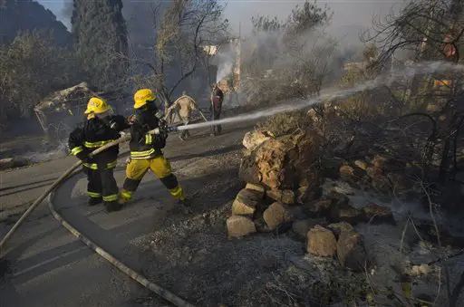 "קרבה רבה בין הכבאים לבין הסוהרים שנאבקו באש, וכן זהות המוחלטת שבתגובות המשפחות לחרדה מה עלה בגורל יקיריהם שמצויים בכרמל". כבאים נאבקים באש בעין הוד