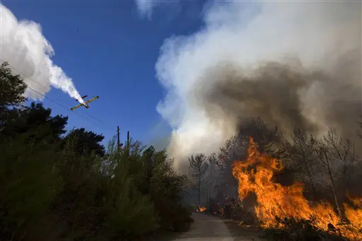 "זה היה אחד המקומות הכי יפים בארץ". מטוס הכיבוי נאבק באש האוחזת בכפר הנוער