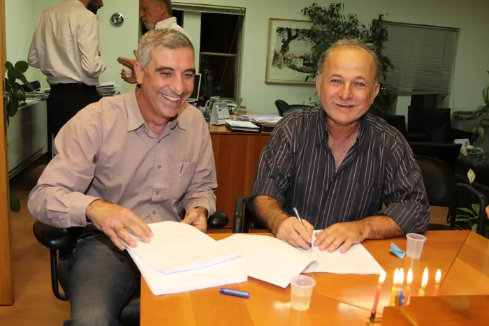 מוטי שקלאר ודני זקן בחתימת ההסכם.