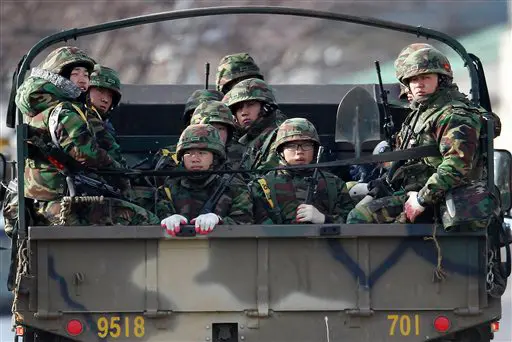 חיילים בדרך להשתתף בתרגיל, באי יאונפיאונג שהופגז לפני שבועיים