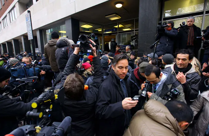 נציגי התקשורת מתאספים מחוץ לאולם בית המשפט בווסטמינסטר במהלך הדיון בעניינו של אסאנג'
