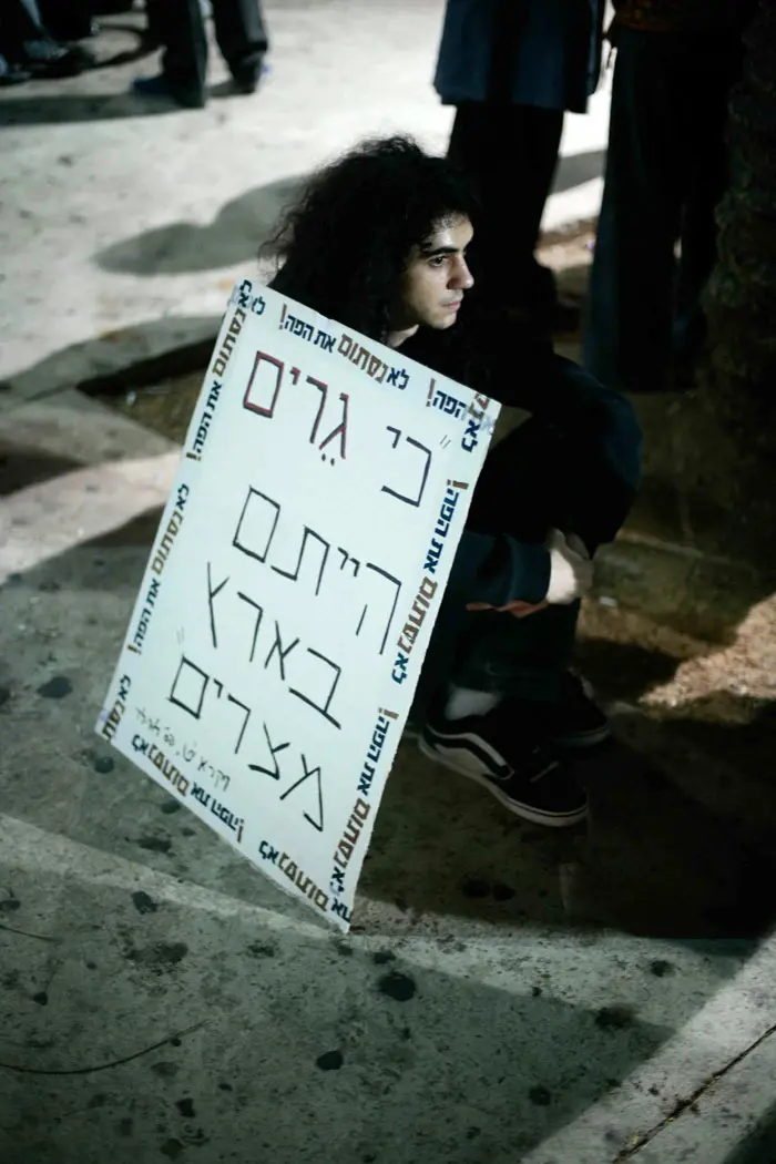 כמה נאור, ויפה, להזדעזע. משמרת מחאה בעקבות מכתב הרבנים שאסר על השכרת דירות לערבים