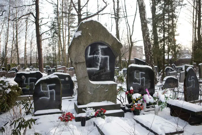 פגיעות פיזיות בנפש וברכוש על רקע דתי מתבצעות על בסיס כמעט יומי. צלבי קרס בבית קברות יהודי בלטביה