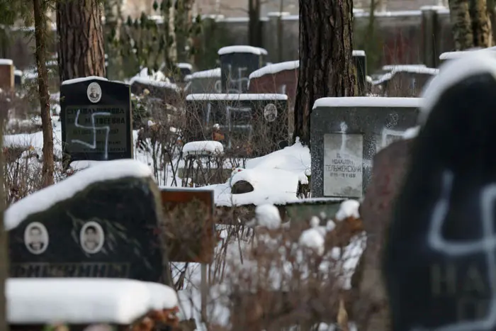 מצבות בית קברות שחוללו בריגה, בירת לטביה, 2010
