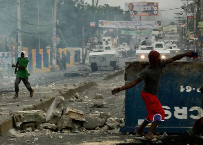 מפגינים מיידים אבנים על כוחות או"ם בפורט או-פרנס בירת האיטי