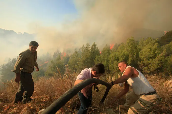תושבים באזור ג'מהור בלבנון מנסים לכבות שריפה