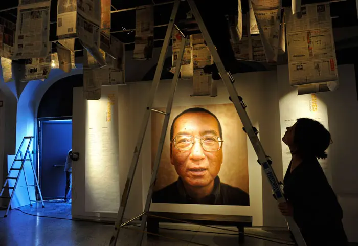 במרכז פרס נובל לשלום באוסלו מכינים את התערוכה "אין לי אויבים" לכבוד חתן הפרס, מתנגד המשטר הסיני ליו שיאובו