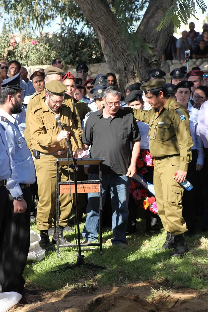 "מה שקרה לנו זה קטסטרופה איומה. אנחנו התרסקנו". הלוויתה של ענבל אמויאל