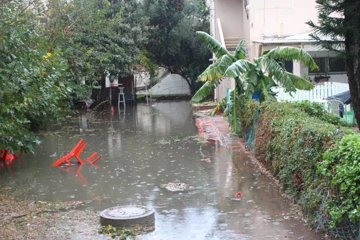 אם ההצפה גרמה לנזקים כתוצאה מחלונות שנשברו או דברים שעפו ופגעו בדירה, ניתן לתבוע את הביטוח