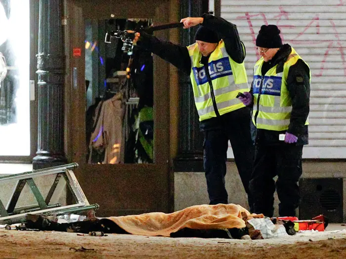 שוטרים מצלמים את גופתו של אל-עבדאללי, אחרי הפיגוע בשטוקהולם