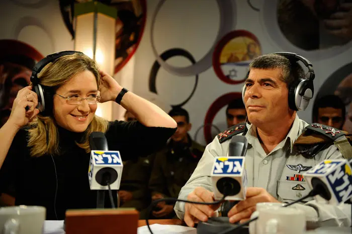 הרמטכ"ל גבי אשכנזי יחד עם אילנה דיין במשדר הפתיחה של השירותרום, דצמבר 2010