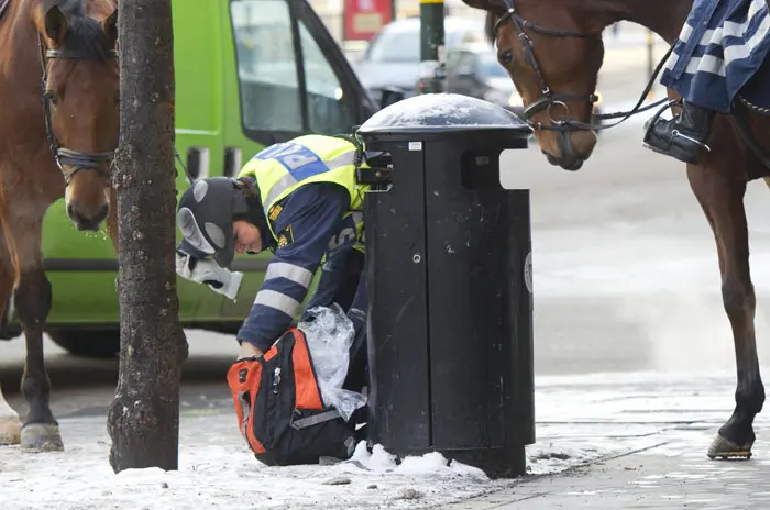 שוטרת בודקת חפץ חשוד בשטוקהולם בירת  שבדיה