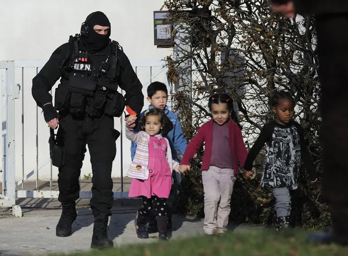 שוטר מפנה ילדים מגן שעליו השתלט צעיר מעורער בנפשו וחמוש חרבות בעיר בזנסון בצרפת, שלקח את הילדים בני ערובה