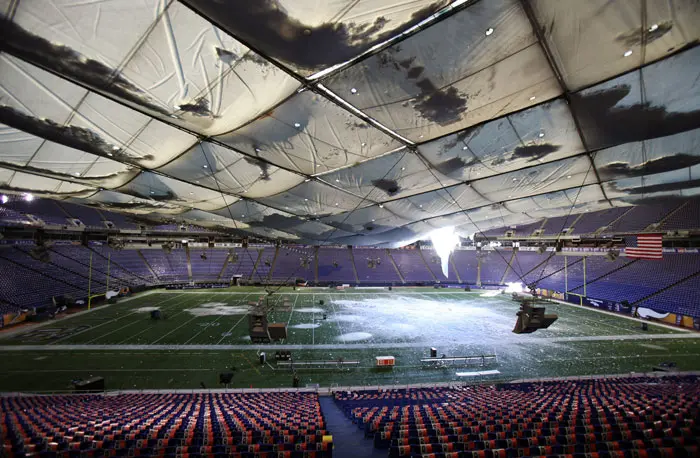 איצטדיון הפוטבול "מטרודום" במיניאפוליס, מינסוטה, אחרי שהגג שלו התמוטט בגלל עומס השלג