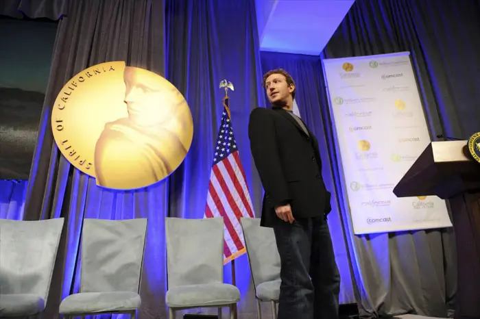 מייסד פייסבוק מארק זאקרברג בטקס בו התקבל להיכל התהילה של מדינת קליפורניה