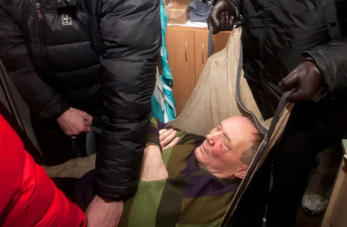 מועמד האופוזיציה ולדימיר נקלייב מפונה אחרי שהוכה בידי שוטרים ונחבל קשות